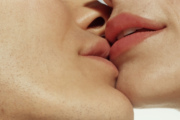 Сьогодні був день поцілунку: чому вони такі корисні для тернополян? (Відео)