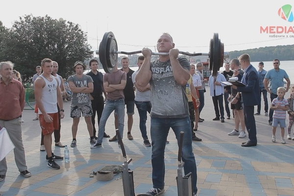 Житель Тернопільщини встановив новий рекорд, піднявши 117-кілограмову штангу