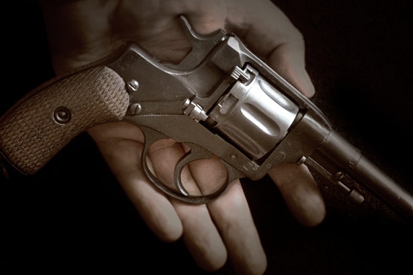 На Тернопільщині чоловік гуляв по вулиці з револьвером