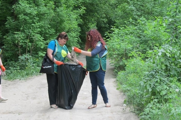 У Тернополі переселенці з Донбасу взялися прибирати парки