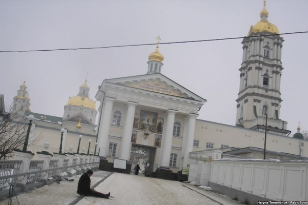 У Почаївській Лаврі українцям заборонили молитись московські попи (Відео)