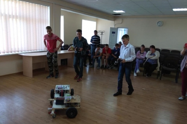 Учні на Тернопільщині влаштували справжнісінький робо-турнір (Фото)