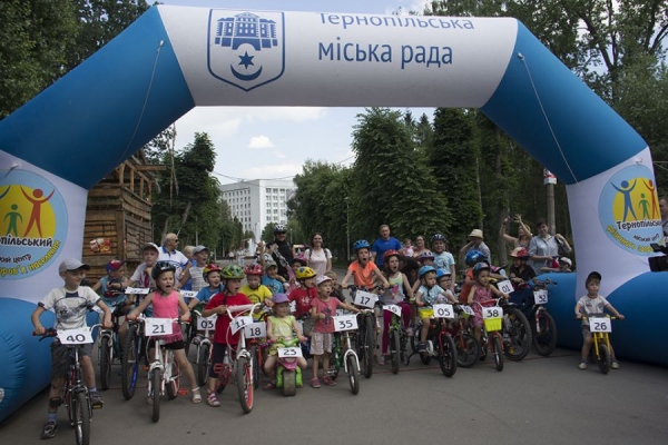 177 метрів до перемоги: у Тернополі малеча змагалася на велосипедах