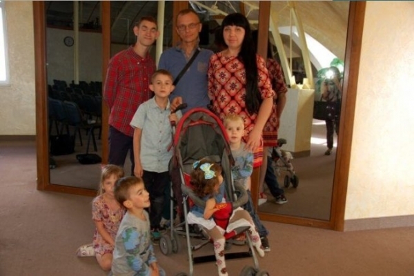 Родина з Тернопільщини виховує шістьох дітей, частина з них має вади, які шокують оточуючих (Фото)