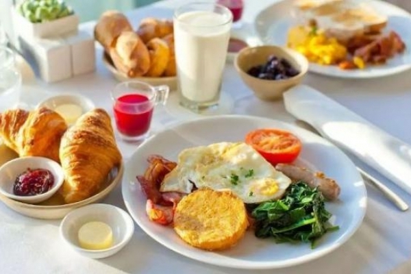 «Сніданок з'їж сам, обід - розділи із другом, а вечерю віддай ворогу» : Що станеться, якщо постійно пропускати сніданок