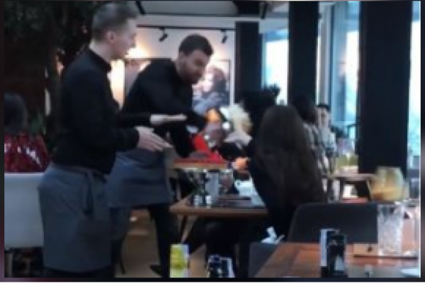 «Не витримали нерви»: у ресторані офіціант запустив відвідувачці тортом в обличчя 