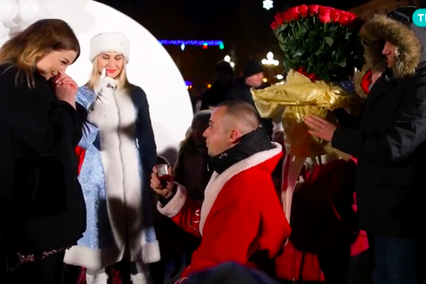 У центрі Тернополя чоловік в образі Діда Мороза освідчився коханій (Відео)
