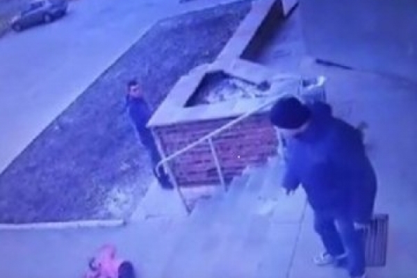 Жорстокість без меж: батько зіштовхнув маленьку доньку з бетонних сходинок (Відео)