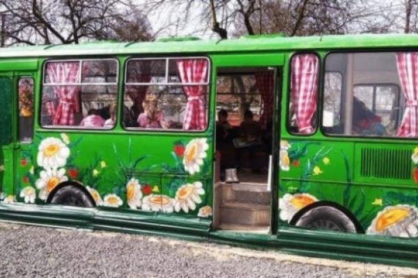 Школярі в захваті: старий автобус перетворили на навчальний клас 