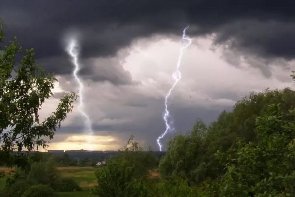 Під час гроз ймовірні шквали та град, – 22 травня погода «штурмуватиме» Україну