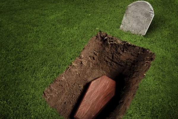 Чоловік відмовився закопувати могилу, бо почув стукіт з труни