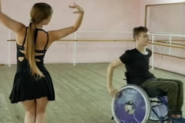 Зіпсований випускний: школярка хотіла танцювати з партнером в колясці, але їй відмовили (Відео)