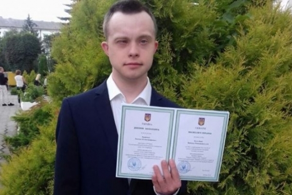 Вперше в країні: українець з синдромом Дауна отримав вищу освіту