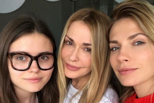 Три красуні: Ольга Сумська знялася в яскравій фотосесії з дорослими доньками 