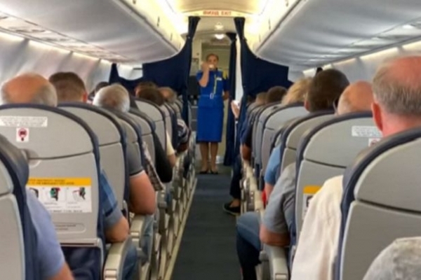 Зворушливо до сліз: бортпровідниця літака виконала в небі Гімн України (Відео) 