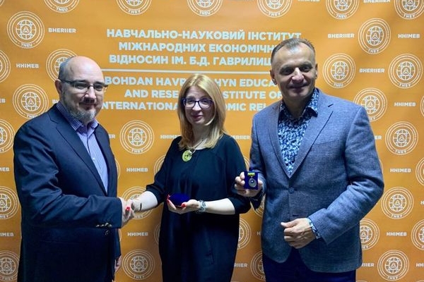 Директор ННІМЕВ ім. Б.Д.Гаврилишина Ірина Іващук отримала нагороду від ІСС Ukraine 