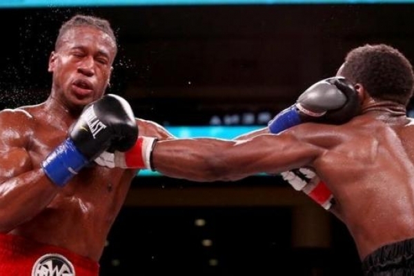 Кривавий спорт: У США перед боєм Олександра Усика забрали з рингу на ношах американського боксера (Фото)