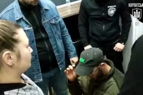 Ветерани АТО поставили на коліна та змусили вибачитися араба, який погрожував українці ножем (Відео)