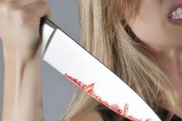 Поліція лише хитрістю відібрала ніж: жінка намагалась зарізати себе на вулиці (Відео)