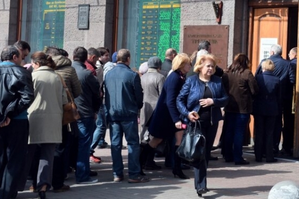 Не поспішайте в обмінники: Експерти дали прогноз щодо курсу долара в Україні