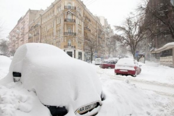 Перший раз за рік можна сніговиків ліпити: Київ неочікувано засипало снігом (Фото, відео)