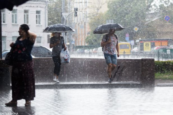 Потужний циклон затопить Україну: синоптик попередила про погоду в неділю