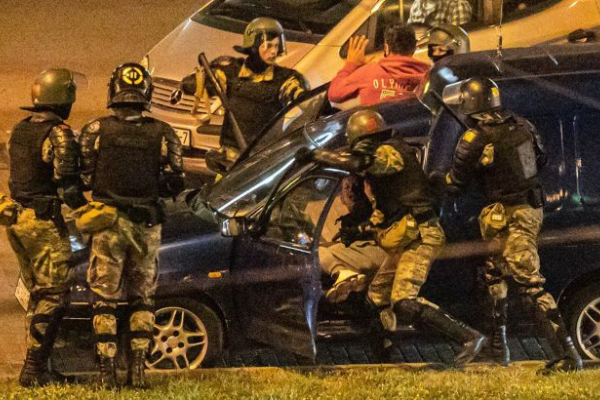 Розстрілювали на зупинках і витягали з авто: відео та фото жорсткої ночі в Білорусі