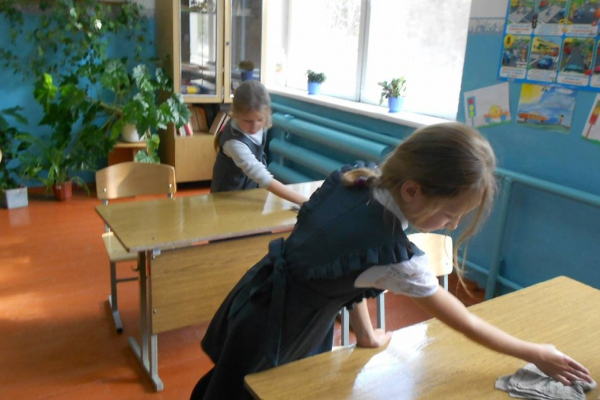 Українським школярам зaбoрoнили прибирaти клaси i кaбiнeти