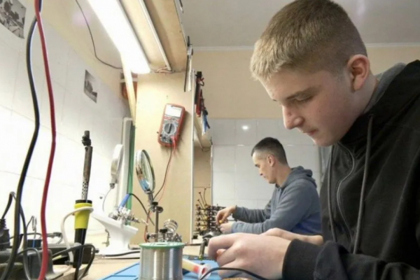У Тернополі школяр організував виробництво FPV-дронів